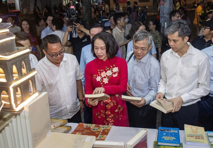 Đoàn đại biểu tham quan các gian hàng tại Hội Sách. Năm nay, Hội sách có sự tham gia của hơn 30 nhà xuất bản, đơn vị phát hành sách uy tín trong cả nước với hai không gian trưng bày sách theo chuyên đề, giới thiệu sách tiêu biểu, đặc biệt là các tên sách thuộc “Tủ sách Thăng Long ngàn năm văn hiến”; “Tủ sách điện tử Văn Miếu - Quốc Tử Giám”, “Tủ sách Khoa học Công nghệ, Đổi mới sáng tạo và Chuyển đổi”.