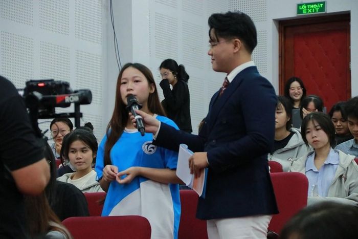 Sinh viên Trường Đại học Văn hóa TP.HCM tìm hiểu thông tin về Liên hoan phim ngắn sinh viên “Góc nhìn trẻ 2026”