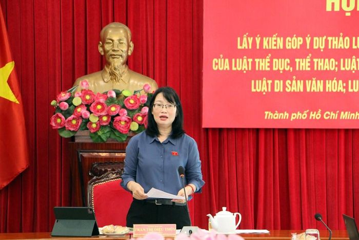 Bà Trần Thị Diệu Thúy, Phó Trưởng Đoàn đại biểu Quốc hội TP.HCM chủ trì hội nghị