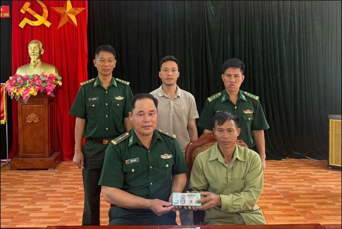 Thiếu tá QNCN Nông Văn Thiết trao trả 85 triệu đồng cho anh Trần Công Trí. Ảnh: Bộ đội Biên phòng tỉnh Điện Biên