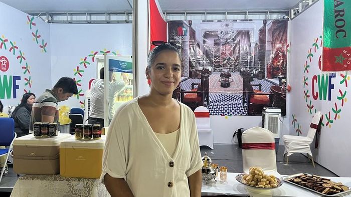 Loubna đại diện cho gian hàng của Ma-rốc