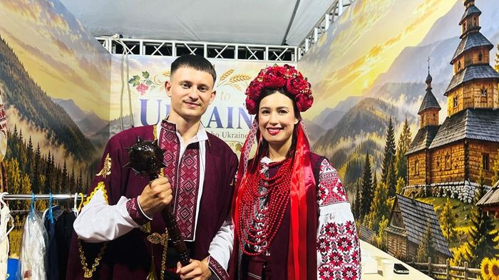 Artem Tâm và người bạn tham gia gian hàng của Ukraine tại Lễ hội Văn hoá thế giới năm 2026