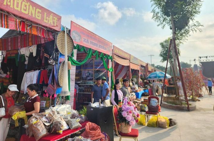 “Phiên chợ vùng cao” giới thiệu các sản phẩm OCOP của Thanh Hóa đến người dân và du khách