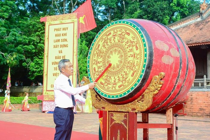 Bí thư Tỉnh ủy Thanh Hóa Lê Đức Thái đánh trống khai hội