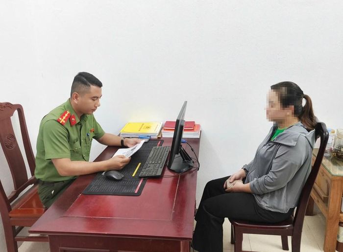 Công an xã Trung Chính làm việc, xử phạt chị N.T.X. 12,5 triệu đồng vì đăng tải thông tin sai sự thật. Ảnh: Công an Thanh Hóa