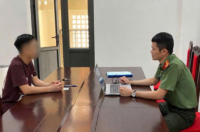 Công an phường Hạc Thành làm việc với Lê Thế Đ. Ảnh: Công an Thanh Hóa