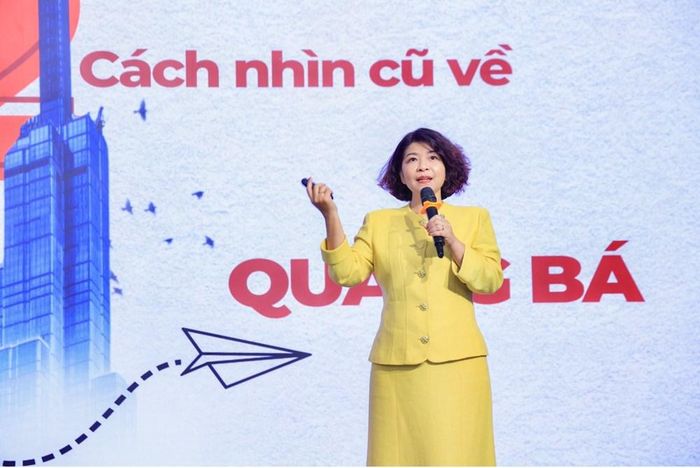 ThS. Hoàng Thị Thanh Hằng, Phó Viện trưởng Viện Phát triển KHCN và GD, Chủ tịch TRIHD trình bày tại Hội thảo