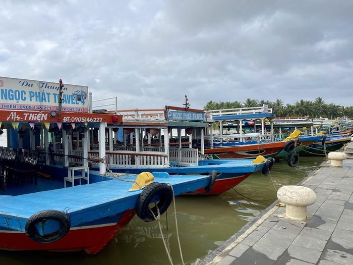 Tàu du lịch tại bến Bạch Đằng - Hội An