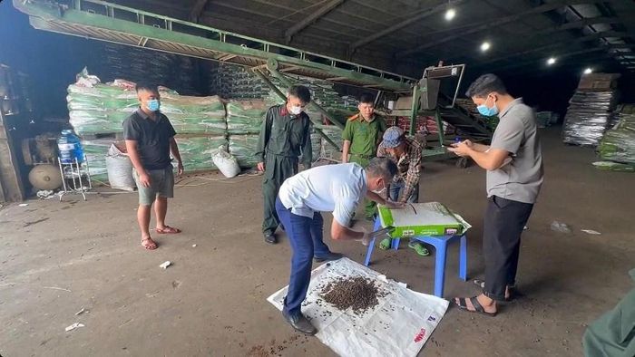 Cơ quan Công an kiểm tra kho xưởng phân bón