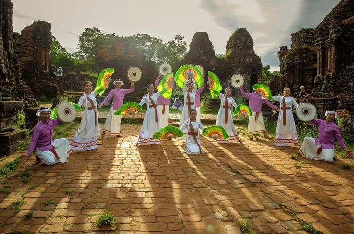 Biểu diễn nghệ thuật dân gian Chăm tại Khu đền tháp Mỹ Sơn