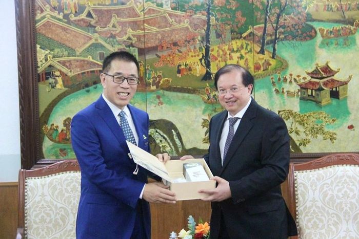 Thứ trưởng Tạ Quang Đông tặng quà lưu niệm ông Vương Ninh