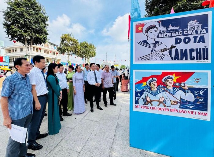 Các đại biểu tham quan triển lãm