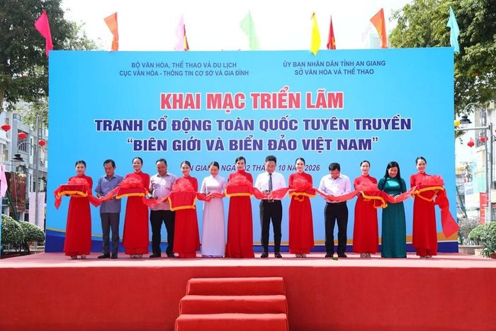 Các đại biểu thực hiện nghi thức cắt băng khai mạc triển lãm