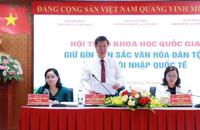 Thứ trưởng Bộ VHTTDL Trịnh Thị Thủy; Giám đốc - Tổng Biên tập Nhà xuất bản Chính trị quốc gia Sự thật, PGS.TS. Vũ Trọng Lâm; Phó Chủ tịch Viện Hàn lâm Khoa học xã hội Việt Nam, TS. Đinh Thị Mai chủ trì Hội thảo