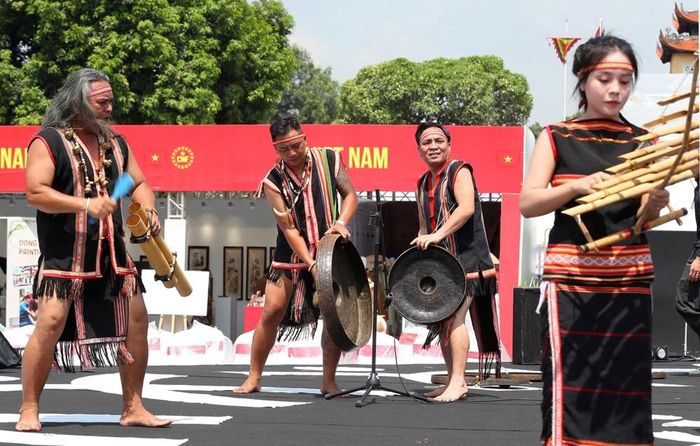 Những thanh âm núi rừng Tây Nguyên vang lên giữa không gian lễ hội, mang theo sắc màu văn hóa đặc trưng của vùng đất đại ngàn