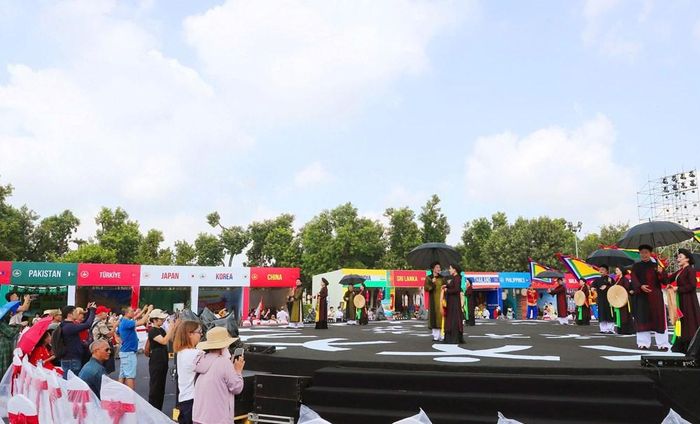 Nhiều khán giả hòa mình vào không khí sôi động của các chương trình nghệ thuật tại Lễ hội