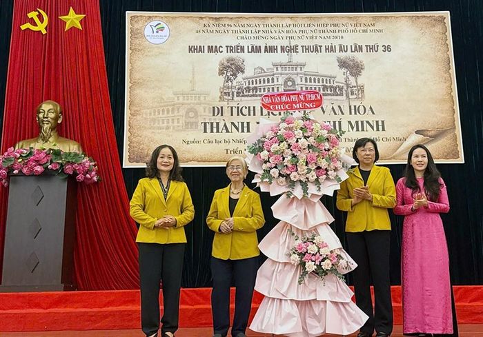 Lãnh đạo Nhà Văn hóa Phụ nữ TP.HCM tặng hoa chúc mừng Câu lạc bộ Nhiếp ảnh nữ Hải Âu