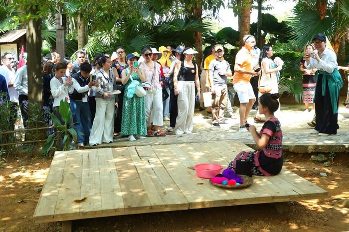 Các đại biểu tìm hiểu nghề dệt Dèng với kỹ thuật thủ công đặc sắc và các sản phẩm thủ công của đồng bào Tà Ôi