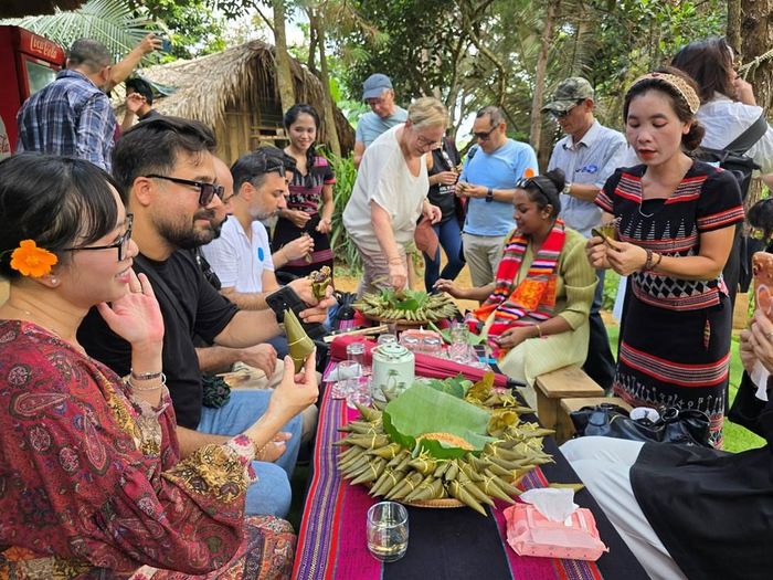 Khách thưởng thức bánh tình yêu