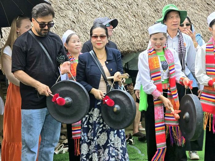 Đại biểu quốc tế trải nghiệm đánh chiêng
