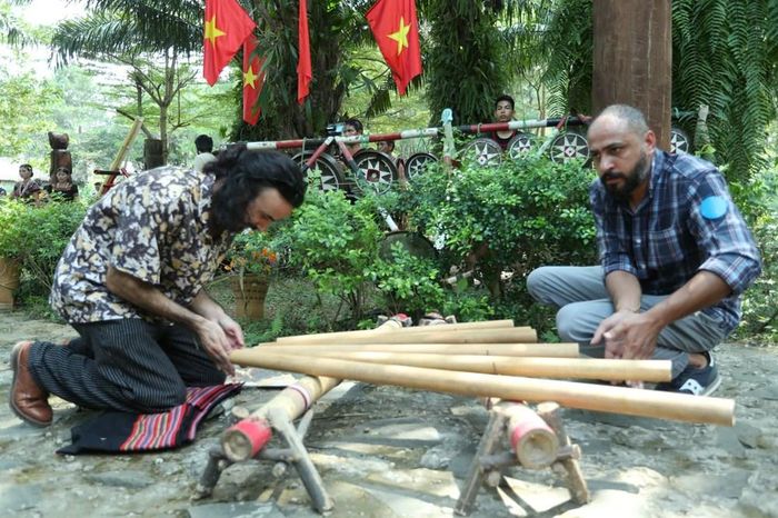 Các đại biểu quốc tế tìm hiểu, khám phá và trải nghiệm nhạc cụ của đồng bào các dân tộc đang sinh sống, hoạt động tại Làng