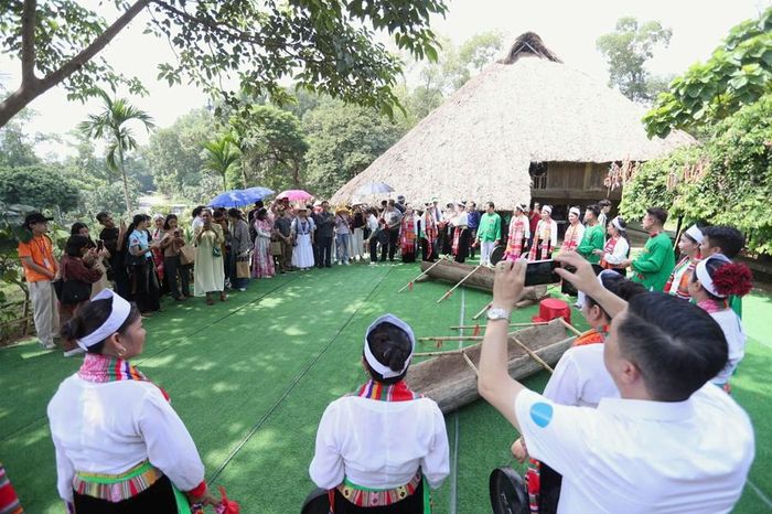 Khách tìm hiểu và trực tiếp trải nghiệm hoạt động văn hóa tại nhà Mường