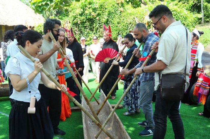 Khách trải nghiệm Đâm đuống của dân tộc Mường