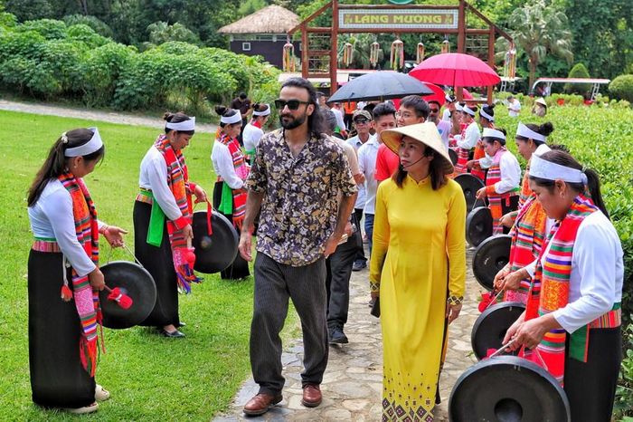 Khách quốc tế tham quan khu nhà Mường