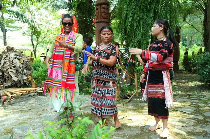 Đại biểu quốc tế trải nghiệm điệu múa truyền thống của đồng bào các dân tộc