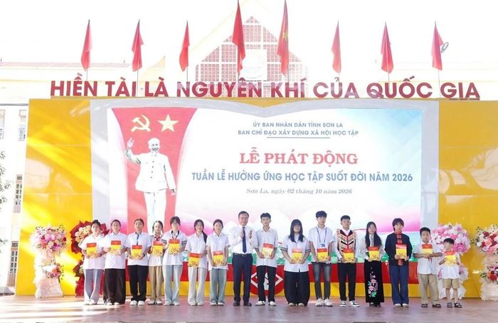 Trao học bổng Tô Hiệu cho học sinh có hoàn cảnh khó khăn, vượt khó học giỏi tại lễ phát động