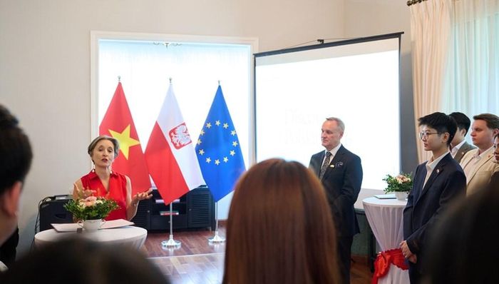 Bà Joanna Skoczek, Đại sứ Cộng hoà Ba Lan tại Việt Nam phát biểu tại buổi gặp gỡ