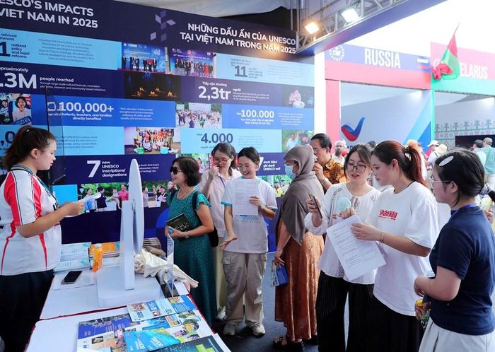 Các bạn trẻ khám phá không gian văn hóa tại Lễ hội