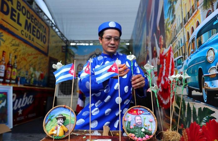 Không gian các gian hàng quốc tế góp phần tạo nên bức tranh văn hóa đa sắc màu của Lễ hội