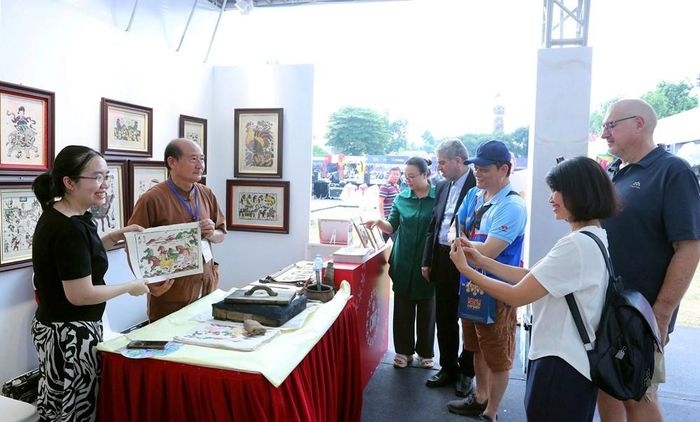 Gian hàng giới thiệu tranh Đông Hồ thu hút du khách khám phá nét đẹp của dòng tranh dân gian truyền thống Việt Nam