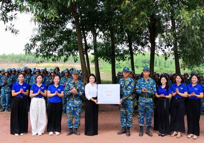 Đại diện Ban Giám hiệu và các cô giáo trường Mầm non Hương Lạc tặng quà động viên các kíp chiến đấu