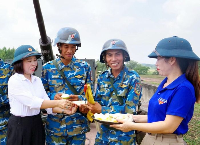 Các cô giáo trường Mầm non Hương Lạc ân cần hỏi thăm, động viên bộ đội trên thao trường