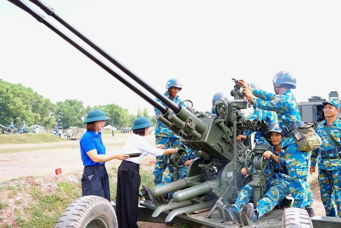 Hội phụ nữ Trung đoàn 228 cùng các cô giáo trường Mầm non Hương Lạc tiếp nước cho bộ đội trên thao trường