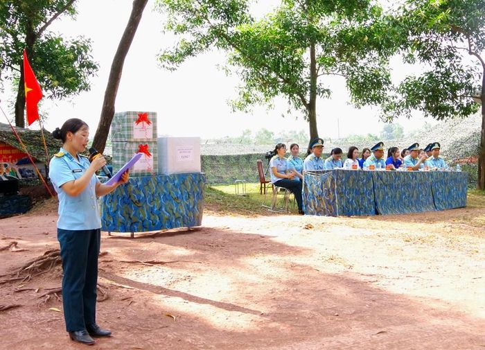 Đại diện Hội phụ nữ Trung đoàn 228 phát biểu động viên bộ đội trong thực hiện nhiệm vụ huấn luyện