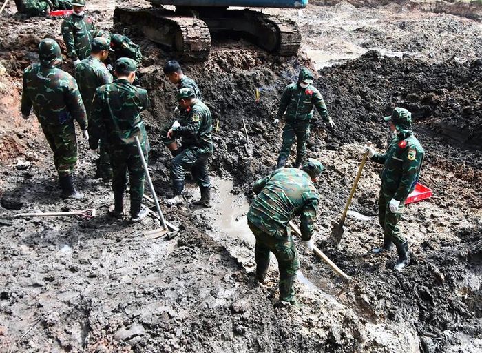 Quá trình tìm kiếm ngày 2.10, lực lượng làm nhiệm vụ đã xử lý hơn 350m³ đất