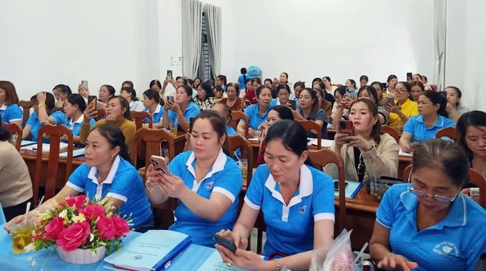 Chị em phụ nữ vùng nông thôn Cà Mau ngày càng tham gia nhiều tổ chức xã hội, giúp nâng cao trình độ, kiến thức