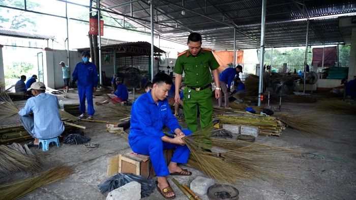 Học viên cai nghiện ma túy lao động sản xuất. Ảnh: Nguyễn Minh