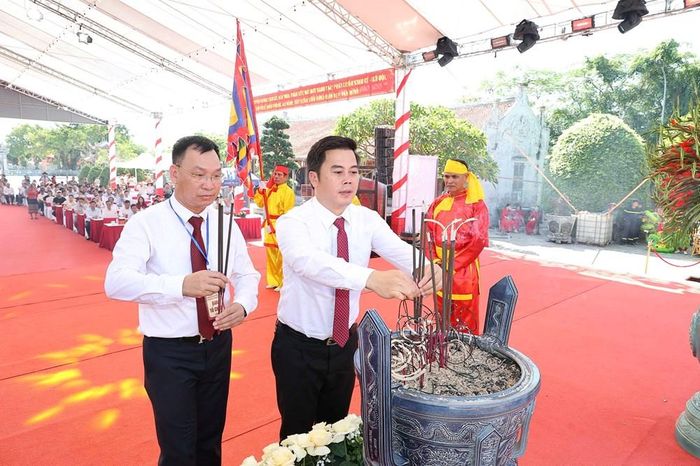 Lãnh đạo địa phương dâng hương tưởng niệm