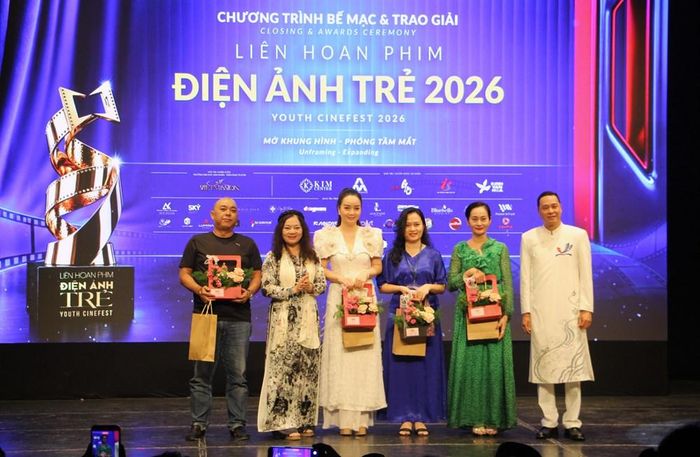Ban tổ chức tri ân Ban giám khảo chấm giải Chợ dự án