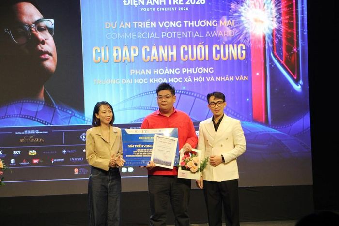 Ban tổ chức trao các giải cho hạng mục Chợ dự án