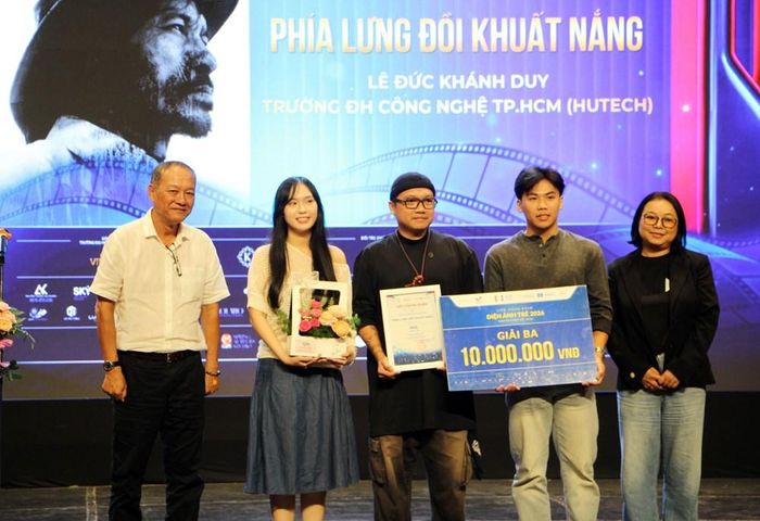 Ê kíp phim "Phía lưng đồi khuất nắng" nhận giải Ba