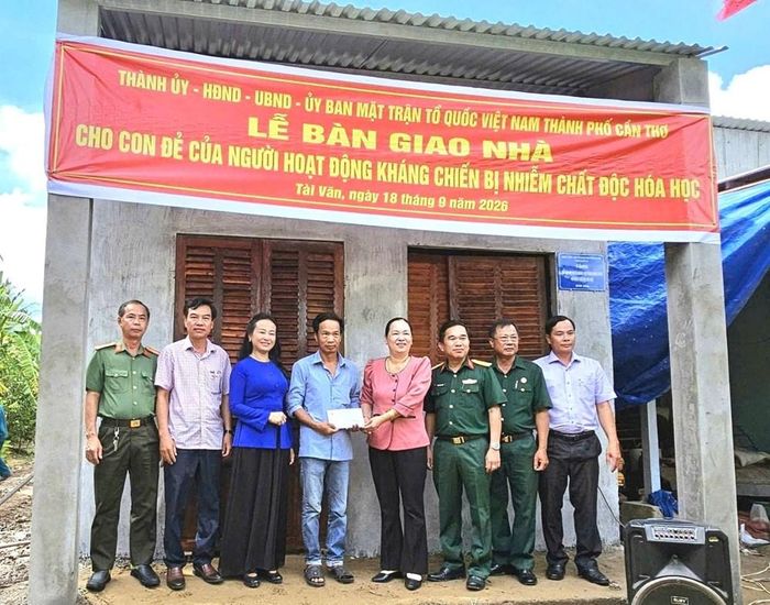 Lãnh đạo Trường Chính trị TP. Cần Thơ cùng đại diện địa phương bàn giao nhà tại xã Tài Văn cho ông Đỗ Đại Lượng. Ảnh: Thế Trung