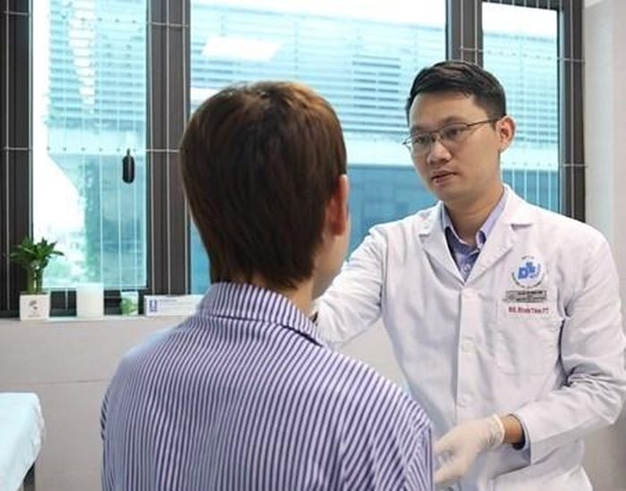 ThS.BS Vũ Đình Tâm khám cho bệnh nhân