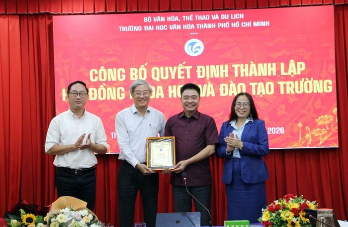 Ban Giám hiệu Trường ĐH Văn hóa TP.HCM tri ân TS Phạm Bình An (thứ 2 từ trái qua) - thành viên Hội đồng Khoa học và Đào tạo Nhà trường nhiệm kỳ 2020-2025
