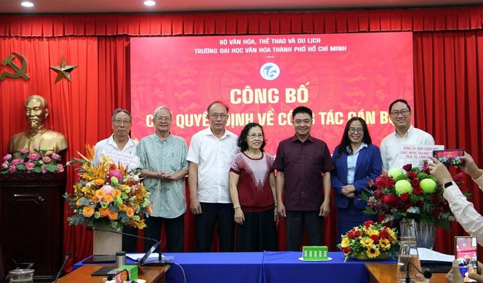 Nguyên lãnh đạo Trường ĐH Văn hóa TP.HCM chúc mừng Ban Giám hiệu Nhà trường