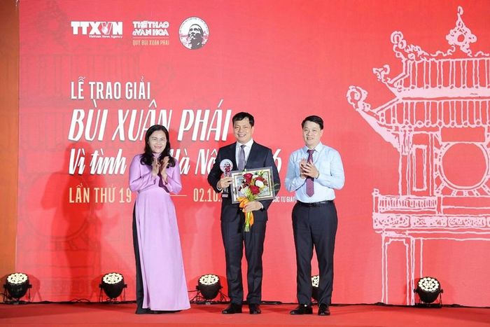 BTC trao giải hạng mục "Việc làm" cho Trung tâm Hoạt động khoa học Văn Miếu - Quốc Tử Giám